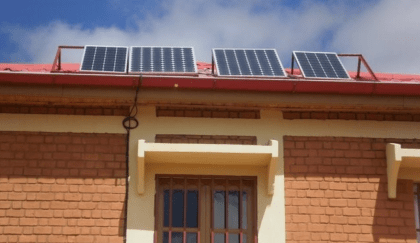 panneaux solaires sur toit de l'école orphelinat saint paul un enfant malgache