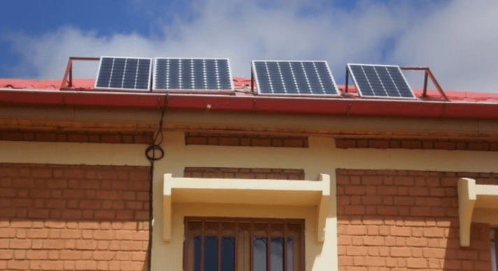 panneaux solaires sur le toit de l'orphelinat saint paul à madagascar