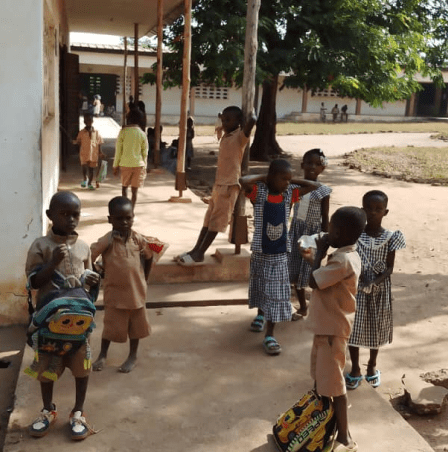 raffierkro fonds de dotation fraise enfants dans la cours de l'école