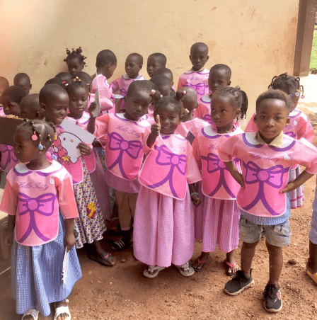 raffierkro fonds de dotation fraise enfants dans la cours petites filles en rose